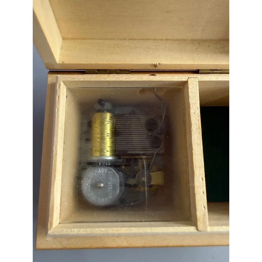 Swiss Music Box Little‎ Green Apples Musical Keepsake Vintage Wooden Collectible